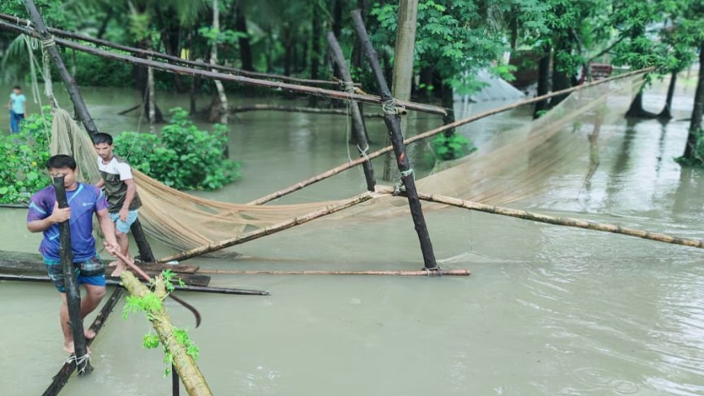 সুবর্ণচরে জলাবদ্ধতা রোধে অভিযান, জব্দ বেয়াল জাল