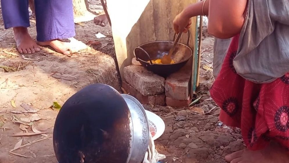 শেরপুরে পাইপ বসাতে গিয়ে বের হলো গ্যাস, সেই গ্যাসেই চলছে গ্রামের রান্না