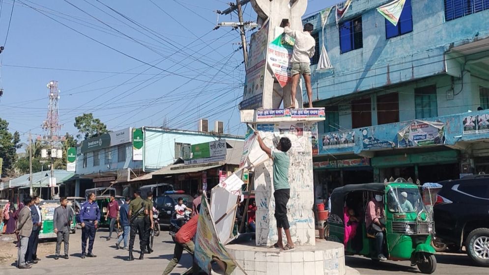 সুবর্ণচরে নির্বাচনী বিধি প্রতিপালনে প্রশাসনের কঠোর অভিযান; ব্যানার, তোরণ ও বিলবোর্ড অপসারণ