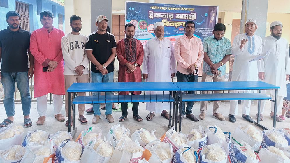 সুবর্ণচরে ৬০ রোজাদারের পাশে এটিএম লুৎফুর রহমান ফাউন্ডেশন