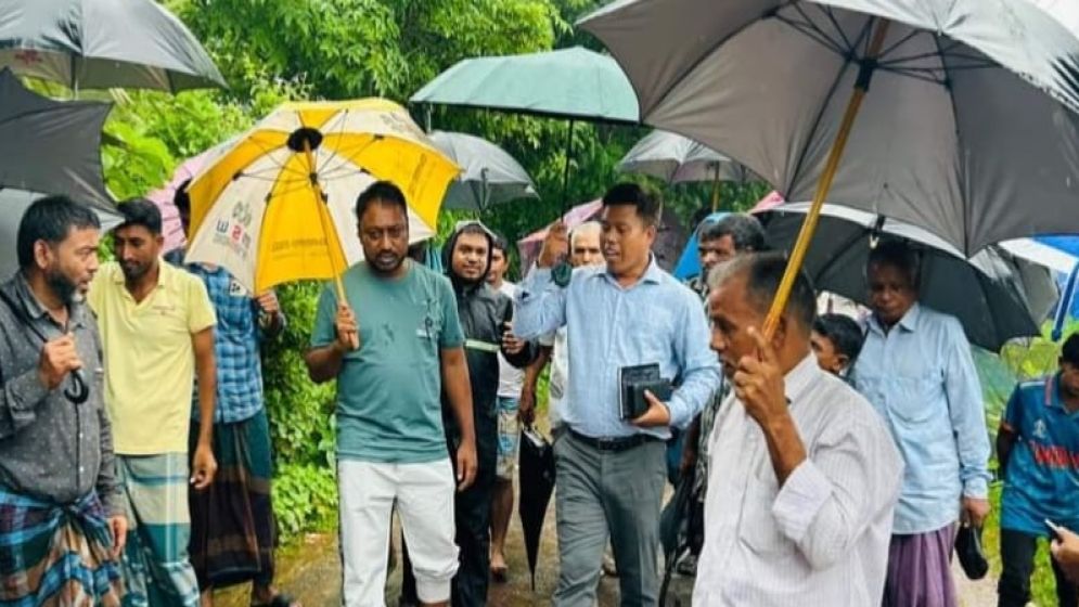 সুবর্ণচরে জলাবদ্ধতা নিরসনে খাল পরিদর্শন, সমাধানে মাঠে প্রশাসন ও যুবদল